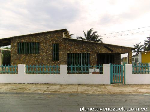 Se vende Casa-quinta en Adícora, de 765 m2, frente a la playa (precio oferta)