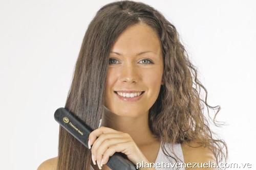 Se plancha cabello y se aplica tinte a domicilio