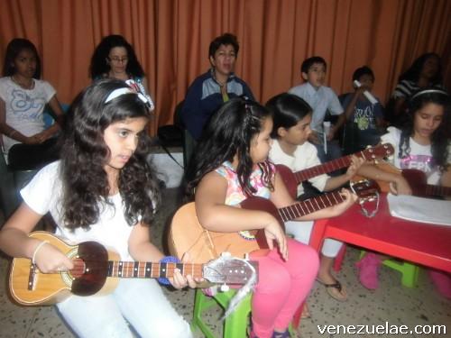 Curso de cuatro en academia Instituto Técnico Musical Rajacuatro.