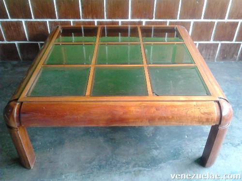 Se vende mesa de madera cuadrada