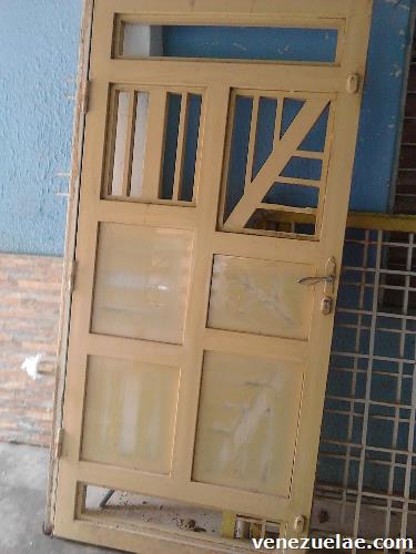 Puerta metálica