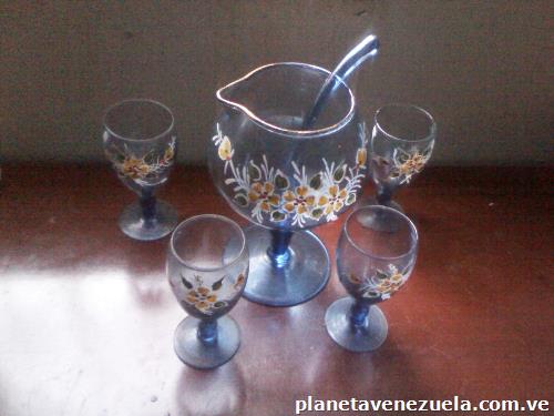 Jarra decorativa tipo cóctel con sus copas