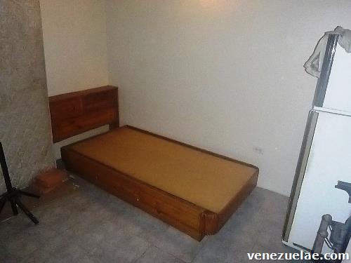 Vendo Cama Individual hecha en madera de Pino Natural