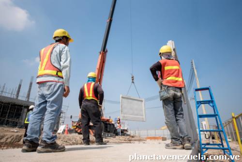 Trabajadores de la construcción y trabajadores generales e ingenieros necesarios