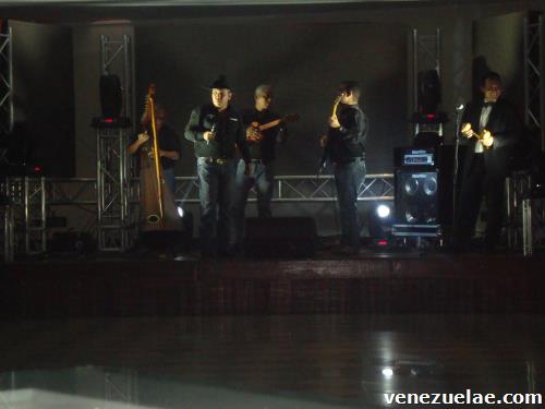 Grupo de música llanera, arpa cuatro y maraca