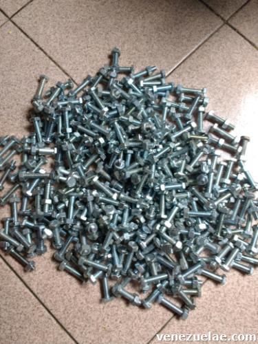 Vendo tornillos con Tuerca galvanizados de 1/4 x 1 1/2.