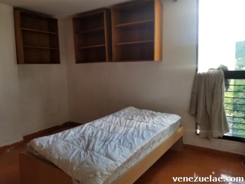 Alquiler de Habitación En Valencia Av bolívar para dama