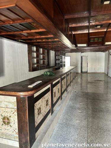 Vendo local con precio rebajado en C. C Hará en Valencia.
