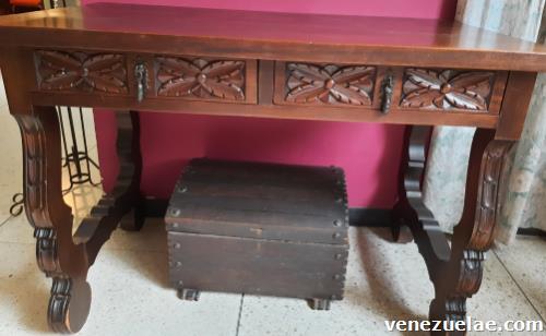 Escritorio en caoba labrado a mano