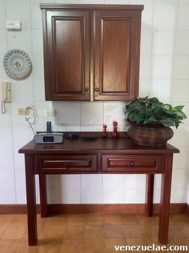 Juego en madera mesa y gavetero de pared