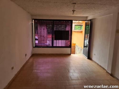 Alquilo local comercial urbanización La Esmeralda. Cerca del Centro Comercial La Esmeralda