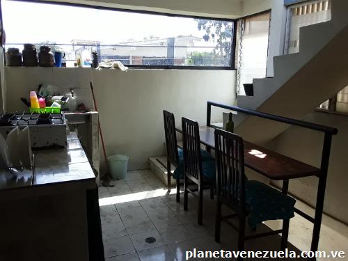 Alquilo 2 habitaciones en Apto. anexo independiente a dama en la Urb. La Esmeralda, Frente de la Universidad Ujap. San Diego.