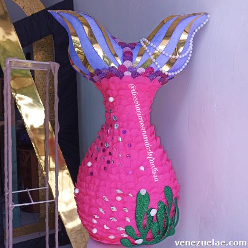 💕🏝 Piñata cola de sirena Desliza ➡ y ve la foto de nuestra sirena 🧜🏻‍♀️  cumpleañera 🐠🐠 #niñasirena #coladesirena #anasiulpinatas…
