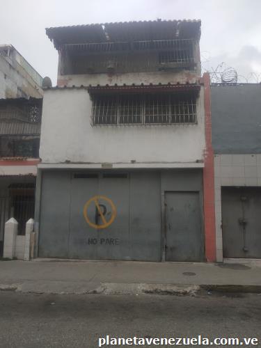 Casa Con Local Para Remodelar 198 m² por documento y 336 m² de construcción adicional. Catia a unos 100 metros de la Avenida Sucre