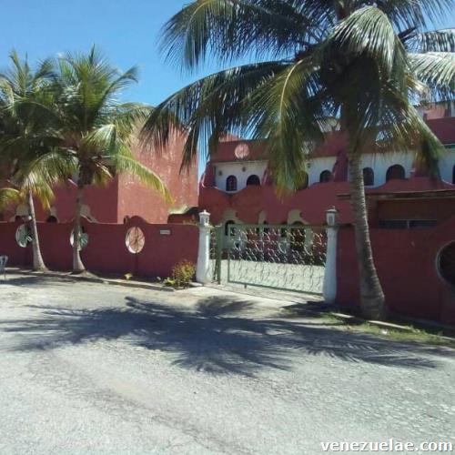Se Permuta O Cambia Por Apartamento En Caracas: Casa tipo Town House ubicada en la Urbanización Los Canales en Río Chico, estado Miranda: Tres niveles, Tres habitaciones, Tres baños, amplia terraza con jacuzzi y parrillera, además de canal navegable,