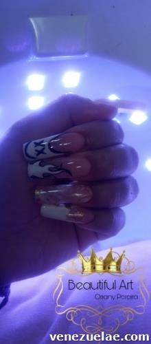 Sistema de uñas esculpidas, excelente servicio, todos los días de 7 am a 8pm