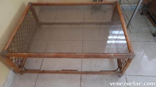 Mesa de Rattan y vidrio usada