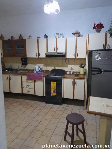 Se Vende por motivo de viaje Bella y grande Casa