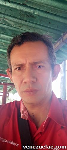 Busco trabajo de chofer y mecánico