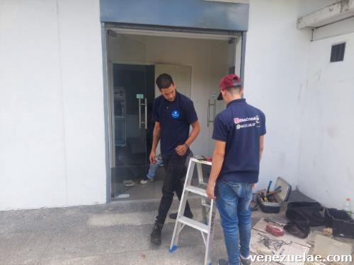 Puertas de baño vidrio, ventanas reparación y mant